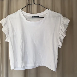 Cropped t-shirt med volanger  - Använd vid ett par tillfällen, annars mest hängt i garderoben.