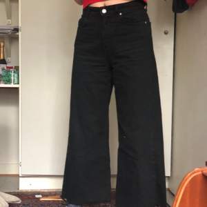 Svarta jeans från zara i nyskick, använda bara ett fåtal gånger då de är för korta i benen på mig som är 174 cm lång. Köpare står för frakt