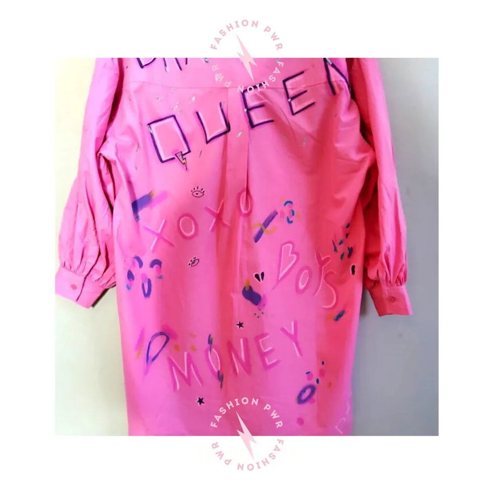 This personalized hand-painted shirt/dress is a statement.  You can dress it in many different ways, as a shirt, dress or kimono.  Says: XOXO, Boys and Money.  This is a must have!  Size S.  Feels more like S/M.  Loose fit.  All products are packed in s beautiful eco-friendly package.  At fashion PWR we avoid overproduction, this is an unique piece, only one piece available.. Klänningar.