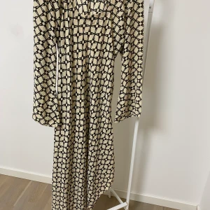 Klänning  - Fin klänning som 1/2 gånger använd, helt ny