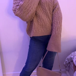 Stickad tröja - Fin brun stickad tröja💕