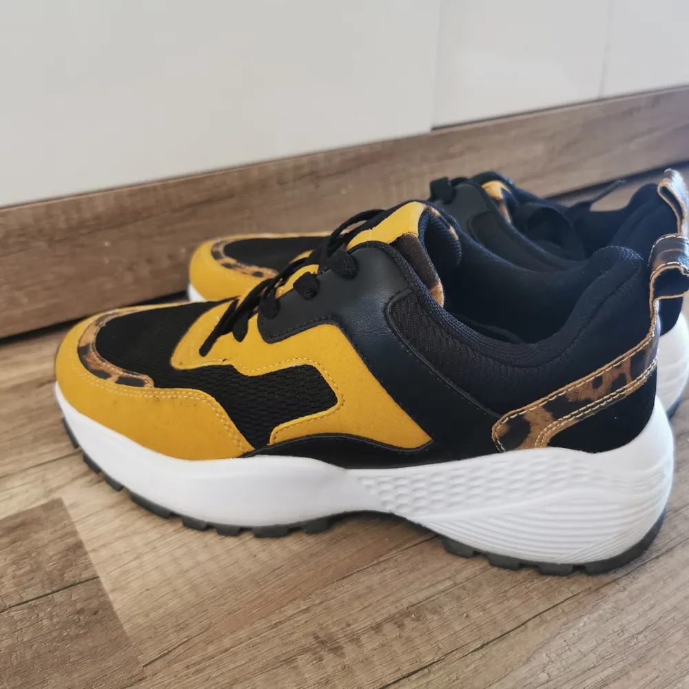 Super snygga sneakers i gula/svarta med leopard mönster. Säljes då jag har för många par skor o behöver göra av med lite. Dom. Är använda 1 gång så dom är nyskick. Strl 38. Köparen står för frakten och jag tar alltid 2 kr för emballage. 100kr eller bud. Skor.