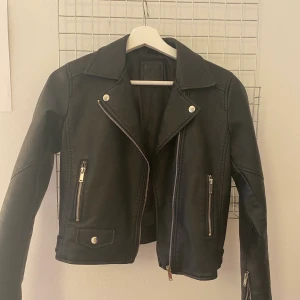 Skinnjacka - Ascool skinnjacka som tyvärr är för liten för mig. Från Cubus barnavdelning storlek 164/14 yrs så skulle säga att det är en liten XS. Superbra skick. Perfekt till våren! 💖