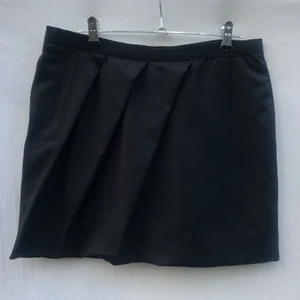 DAGMAR svart minikjol st.36 - DAGMAR svart minikjol Storlek 36. Finaste skick, sparsamt använd och inget att anmärka på. Material: 100% virgin ull Ficka och zip på ryggen Längd: 39cm  * RÖKFRI OCH DJURFRI HEM*