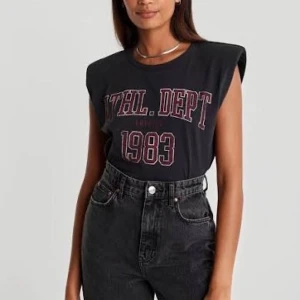 Gina Tricot topp - Jättefin tröja från Gina tricot som är helt oanvänd, strl XS