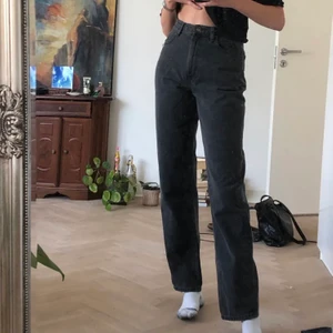 Mörkgrå nya jeans - Mörkgrå jeans. Helt nya. Jag är 175💐