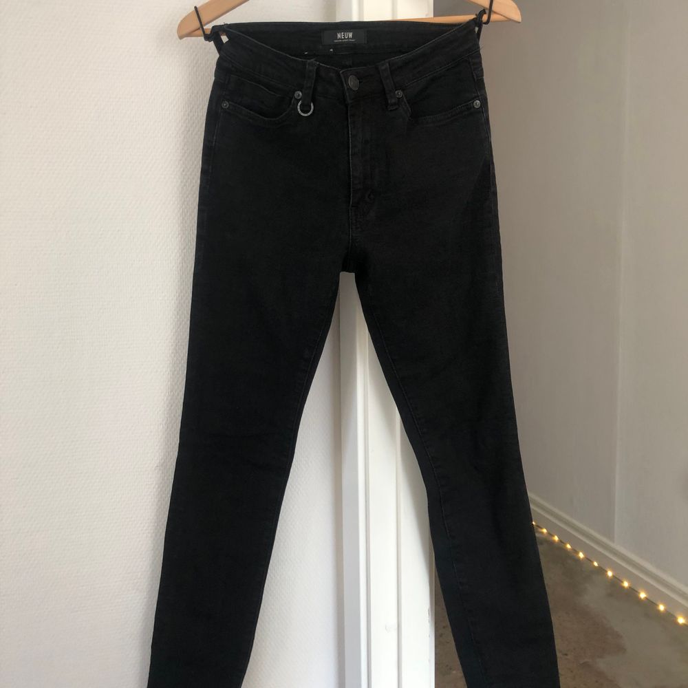 I princip oanvända svarta tighta jeans. Från märket Neuw i storleken 26/30. Dock väldigt sköna & stretchiga så passar upp tom storleken 28/30. 98% bomull 2% elastan. . Jeans & Byxor.