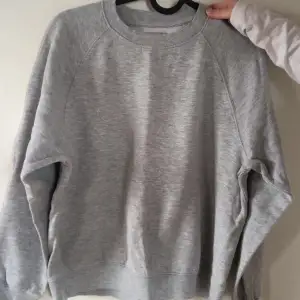En grå sweatshirt från Cubus i bra skick. Säljer för 30kr + frakt🤍