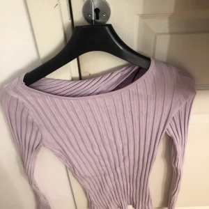 Tröja  - En fin tröja från h&m passar inte mig. Öppen rygg där bak