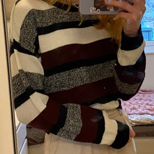 Stickad tröja - Randig stickad tröja med olika färger. Bra skick.