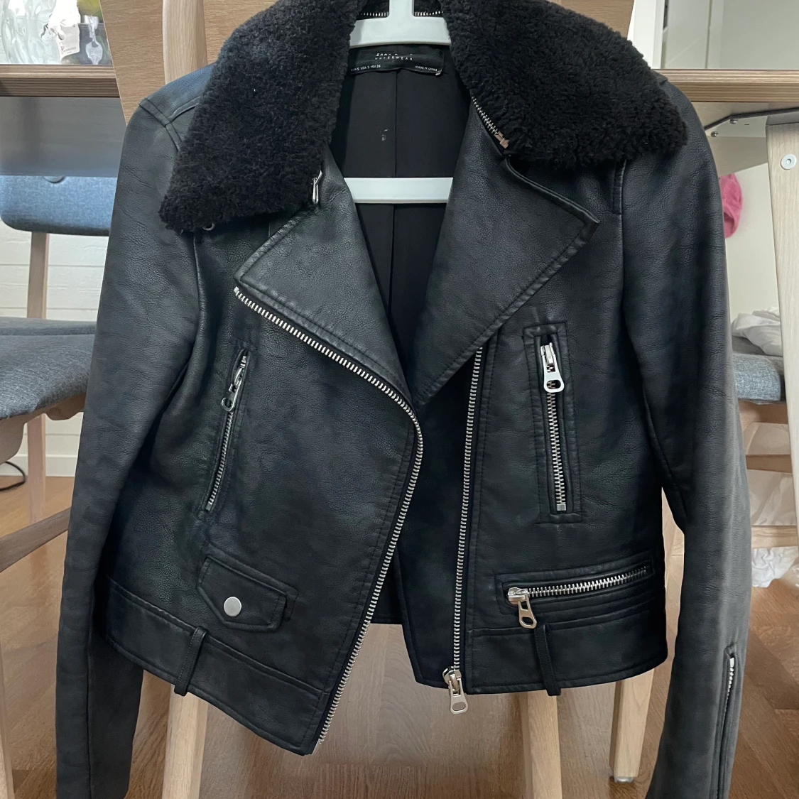 Skinnjacka med avtagbar krage strlk S