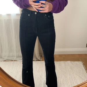 & Other Stories jeans i storlek 34 - Ett par svarta jeans med ljusare sömmar från & Other Stories, helt oanvända. De sitter tajtare runt midja, rumpa och lår men svänger ur lite vid vaderna. Säljer pågrund av att jag växt ur dem. I storlek 34, jag är 170cm.