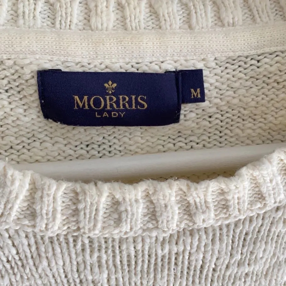 Vit Morris tröja, i väldigt fint skick. 🤍 . Tröjor & Koftor.