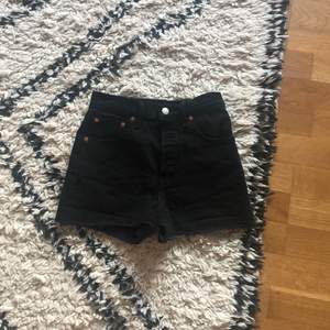 Svarta högmidjade Levis shorts i storlek 24, säljer pga för små, frakten ingår