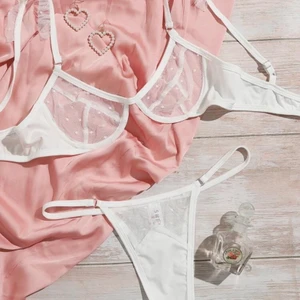 Bralette set  - Vitt set i spets från shein i storlek L! Aldrig använd, har alla lappar kvar och orginalförpackning! Rätt liten i storlek så passar bäst 36/38. Möts upp i sthlm/kan skickas (frakt tillkommer)