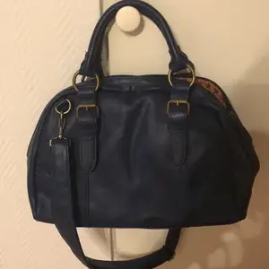 Blå väska i läderimitation 27 x 22 cm