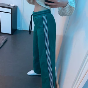 Vida Mjukisbyxor - Gröna mjukisbyxor som är vida vid benen. Köpta för 200kr men säljer för 50kr 💗 Först till kvarn