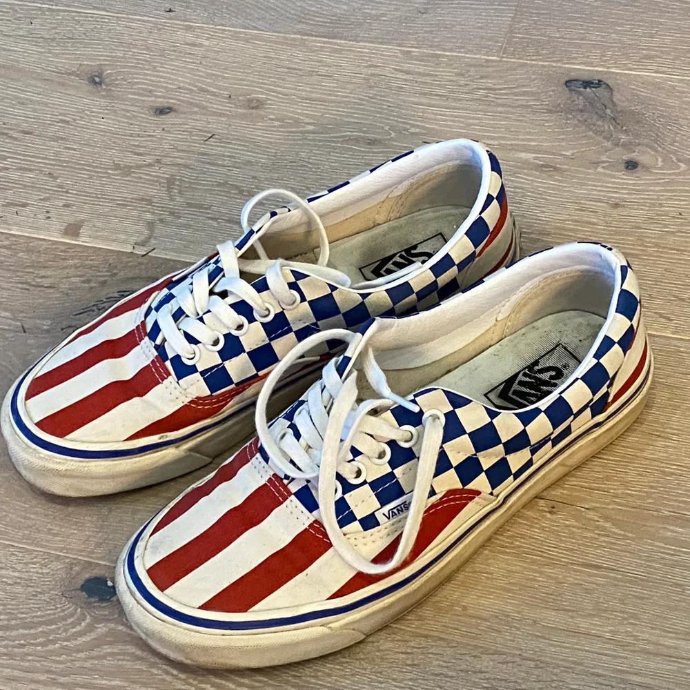 👟 Vans Era American Flag sneakers i lätt använt skick. storlek 41. 💵 Nypris ca 600kr. 📦 Gratis frakt 📦 . Skor.