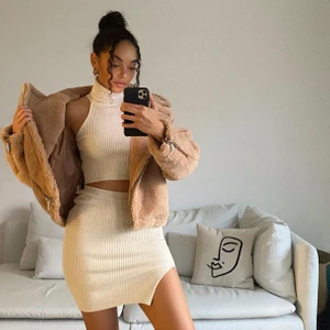 Teddy jacka Strl 36/S - Beige Teddyjacka i strl S/36 från NAKD.  Aldrig använd ute. Endast tagit bild i.