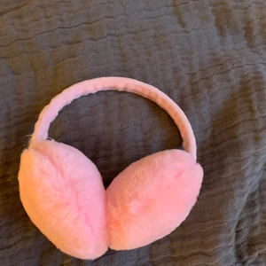 Söta y2k öronmuffar 💗 - Köpta på Åhléns vid Ringen för 79kr! Aldrig använda! Väldigt fluffiga och mjuka. Jag säljer de för 20kr! Köparen står för frakten!💕