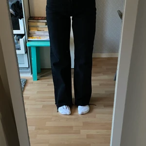 Svarta jeans Zara - Ett par jättesnygga jeans från Zara.🤍 storlek 38 ( egna bilder) 🤎 Köparen står för frakten ( 79kr )