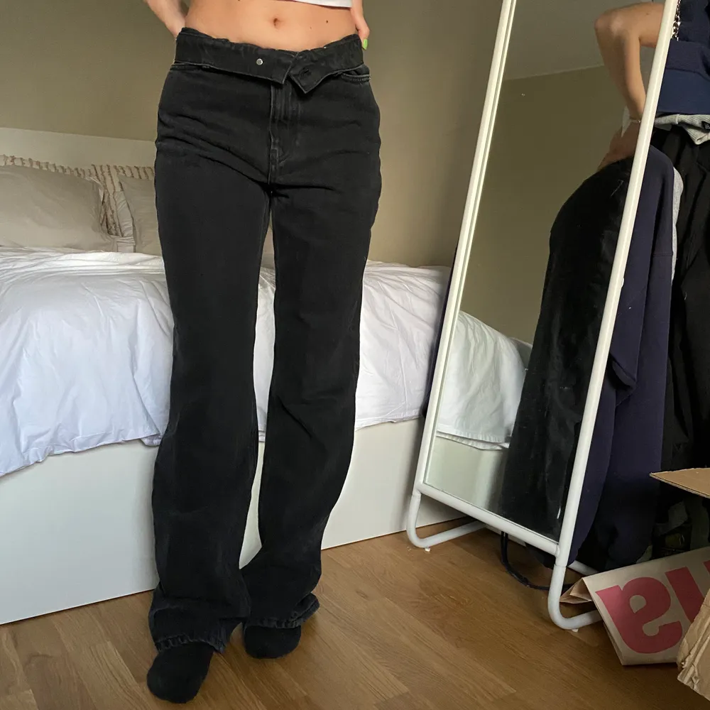 AsNAJS högmidjade mango jeans. Är aldrig använda och säljes enbart då jag köpte hem två för att kolla storlek! Skicka dm för mått. Nypris 600 . Jeans & Byxor.