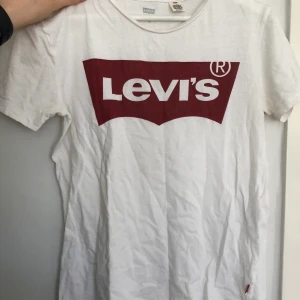 Levis tshirt  - Den populära levis T-shirten, tyvärr för liten för mig. Kan strykas innan postning, pris kan diskuteras 
