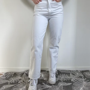 Jeans Weekday - Benvit i storlek W27 L32 Modell Rowe