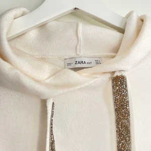 Stickad hoodie - Säljer denna superfina Stickade hoodie! Går både att klä upp och ner <3