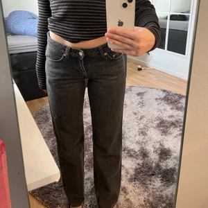 Lågmidjade jeans - Oanvända lågmidjade jeans från weekday i modellen arrow :) Storlek 24 