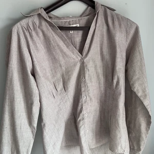 Grå skjorta  - Grå superfin skjorta köpt secondhand. Den är använd några gånger men i fint skick. Sitter väldigt fint. Hör av dig vid frågor:)