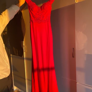 Balklännings från dressroom linné  - Balklänning från Dressroom Linné köpt för 5000kr. Storlek XS. Använd 1 gång. Kan skicka fler bilder vid intresse. Vid snabb och smidig affär kan jag tänka mig att gå ner i pris. 