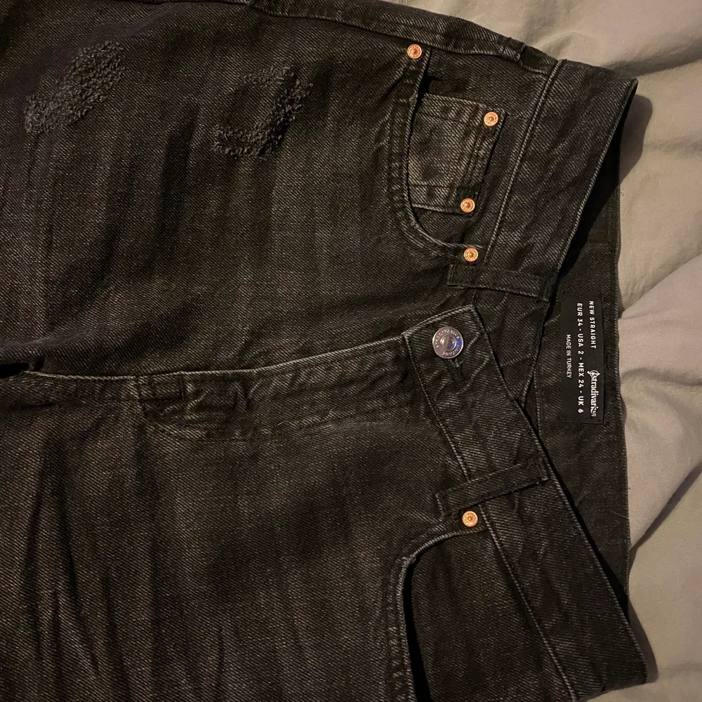 Svarta mid-waist jeans med midja som även är krossad🤍 Jag är 170 med långa ben, dem går till ”knölen” vid ankeln:). Jeans & Byxor.