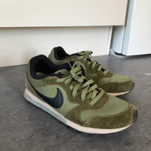 Nike sneakers - Säljer ett par Nike sneakers som är använda men i bra skick! Färg: grön. Storlek: 42,5 men upplevs mindre. Lite frakt tillkommer💚 