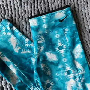 Blåa träningstights - Blåa batik träningstights med Nike märke. Str. S passform s-m.