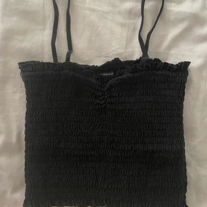 Smockat linne - Linne från Brandy Melville. Smockat, rysch vid bröstet och fin kant upptill. 🖤