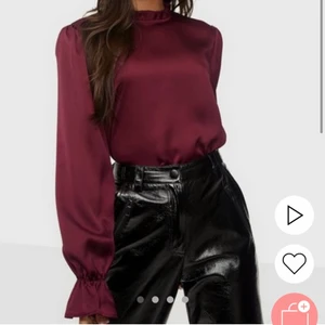 Festblus  - Vinröd festblus i satin från NLY med volangarmar! Perfekt skick✨