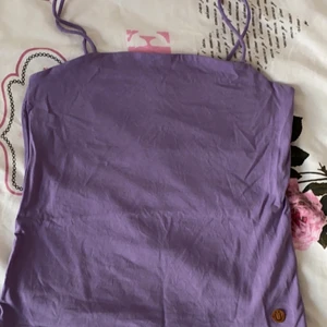 Ett Lila linne - Köptes för 70kr från Lindex har används 1 gång. Den är väldigt skrynklig men tvättas och stryks innan köp:)