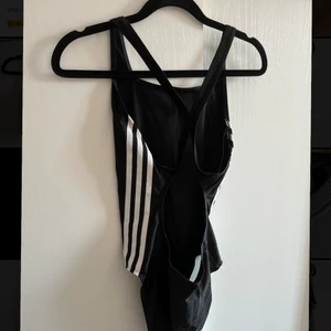 Baddräkt från adidas - En baddräkt från adidas i bra kvalitet och passform. Den fungerar som storlek XS/S.