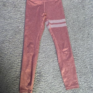 Stronger tights - Ett par superfina rosa tights ifrån stronger. De är jättesköna i materialet är är så gott som nya. Dem är använda fåtal gånger men är superskönt att träna i och ger bra stöd. Säljer då de är för små på mig.💗