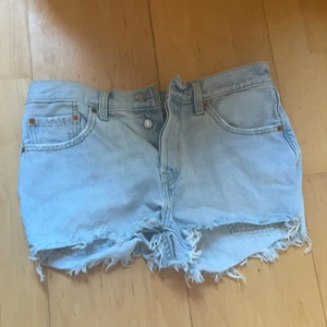 Snygga Levis shorts  - Ljusa jeansshorts från Levis men medelhög midja