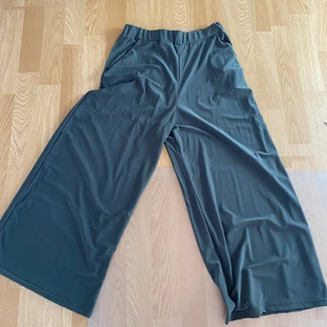 Gröna culottebyxa - Färgen syns inte bra på bilden, utan byxorna är mer gröna! Mjukt material. Storlek XS men passar XS-M tycker jag! Aldrig använda så i nyskick. Frakt tillkommer men pris kan diskuteras! 😌