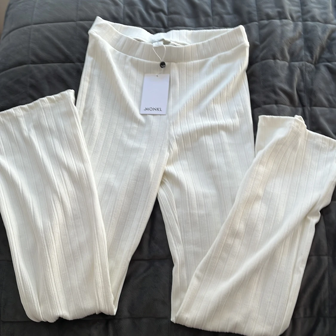 Vita utsvängda byxor