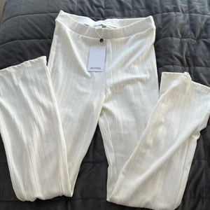 Vita utsvängda byxor - Jättefina vita utsvängda byxor från Monki i stl S! Har aldrig använt de plus prislappen är kvar! Orginalpris 300kr säljer för 250kr