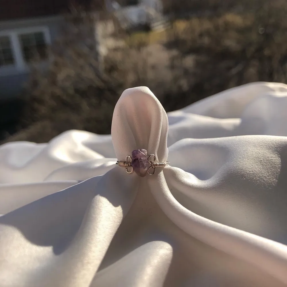 Kristallring Ametist! - - - Superfin ring som kan göras med andra kristaller utefter ditt eget val!❤️ - Pris: 40kr och frakt är inräknad! - - #tildassmycken #smallbusiness #handmade #handgjort #jewelry #smycken #sweden #madeinsweden #småföretagare #ringar #rings💍  - ❤️❤️❤️. Accessoarer.