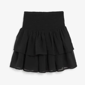   - Säljer denna volang kjol från Kappahl, använd 1 gång. Fint skick, köptes för 300kr i vintras. Köpare står för frakt! Skriv för fler frågor💖