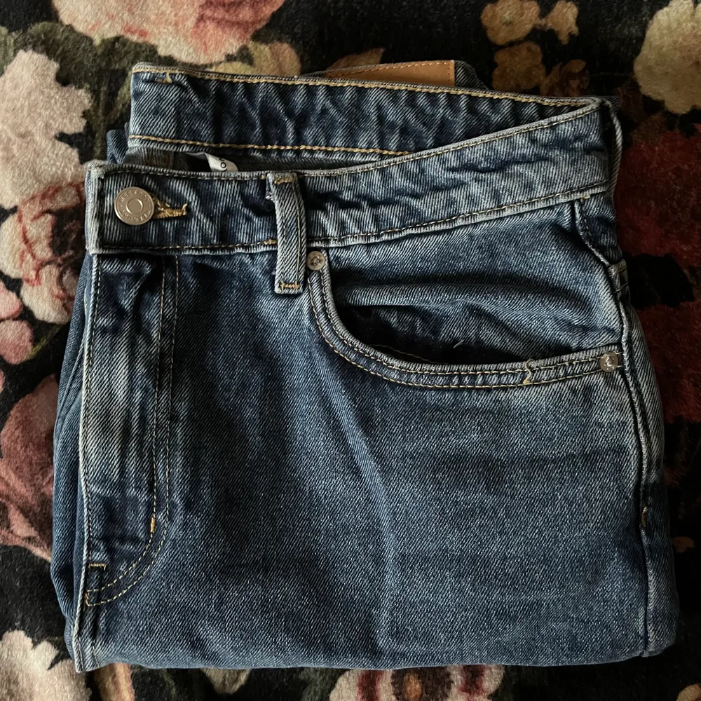 Säljer dom här jätte snygga jeansen då dom inte kommer till användning, dom har inga fel och inte jätte användna 💗 vid fler frågor hör av dig! köparen står för frakt :). Jeans & Byxor.