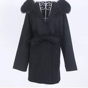 Modell: Valentina coat black. Endast använd ett par gånger och är köpt för några månader sedan. Org pris: 3599 kr
