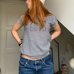 Zadig & Voltaire t-shirt - Säljer denna skitsnygga Zadig tröjan i strl xs! Knappt använd så väldigt bra skick! Kan mötas i Stockholm eller så står köpare för frakt😊 