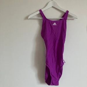 Adidas baddräkt  - Vintage adidas baddräkt i en superfin rosalila nyans. Fin öppen rygg. Storlekslappen borta men passar bra på mig som är en XS-S. Kan ta mått vid förfrågan. Köparen står för frakten. PM:a gärna vid frågor ✨ 